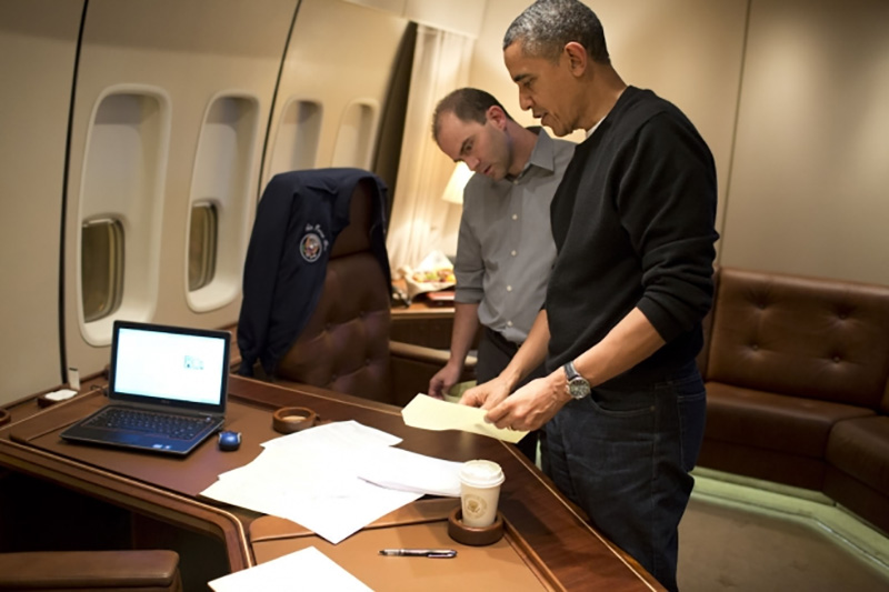 ObamaAirForceOne.jpg