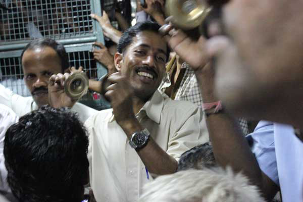 582px version of Smiling singers on Mumbai train