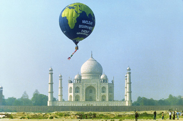Greenpeace balloon sails over the Taj Mahal in the 1998 campaign to stop nuclear weapons proliferation in India and Pakistan.