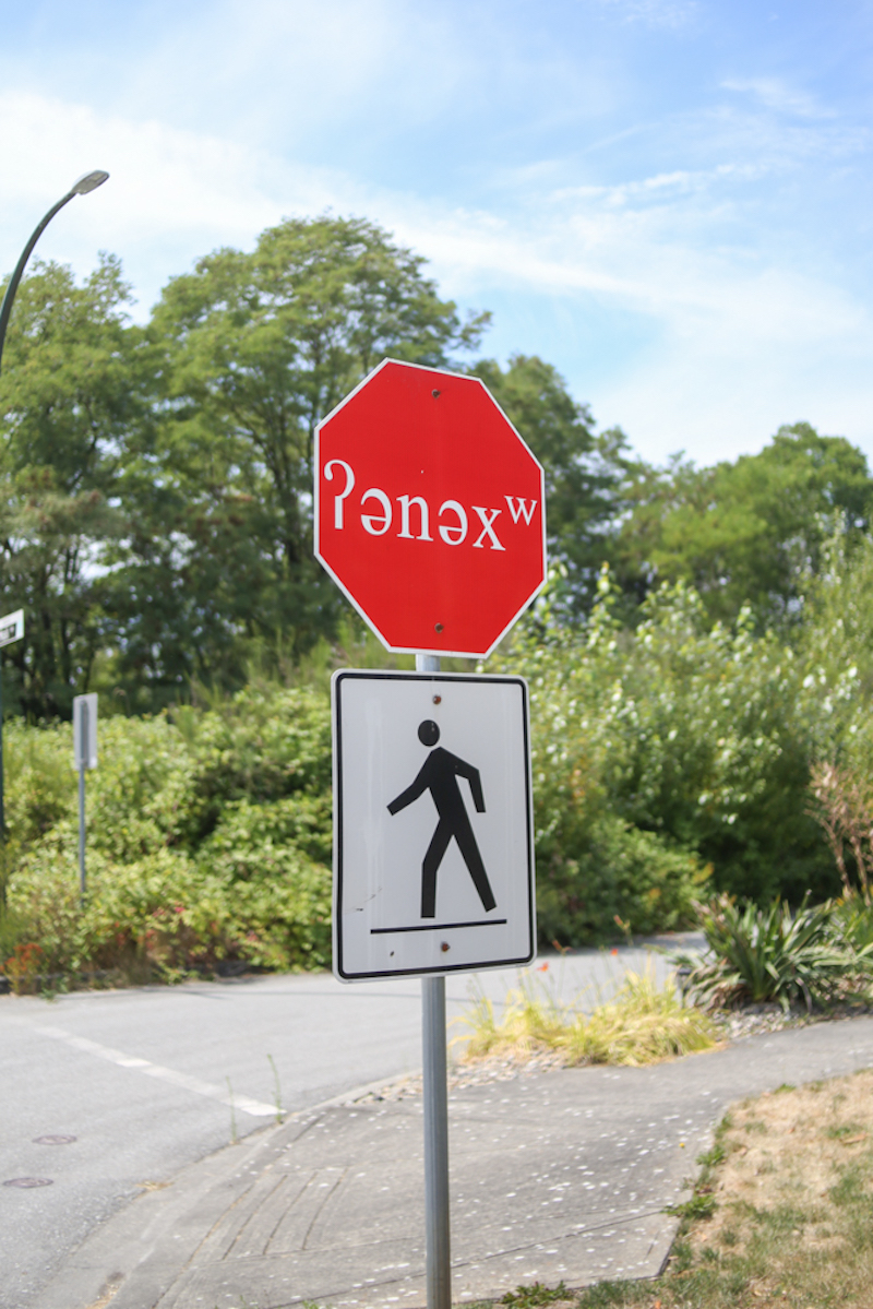 A stop sign in hən̓q̓əmin̓əm̓.