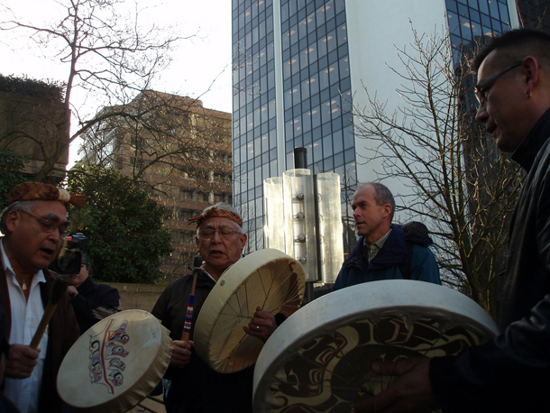 582px version of Drummers outside the courthouse
