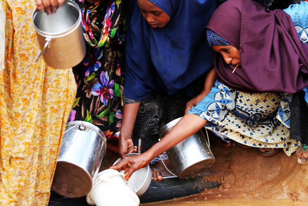 582px version of Somali women distributing water
