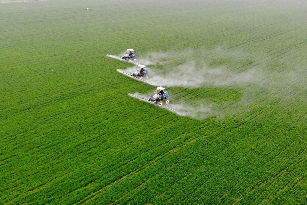 PesticideTractorsChina.jpg