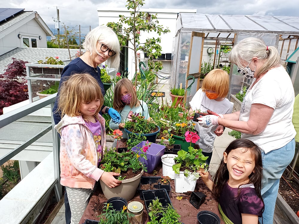 851px version of VancouverCohousingRooftopGarden.jpg