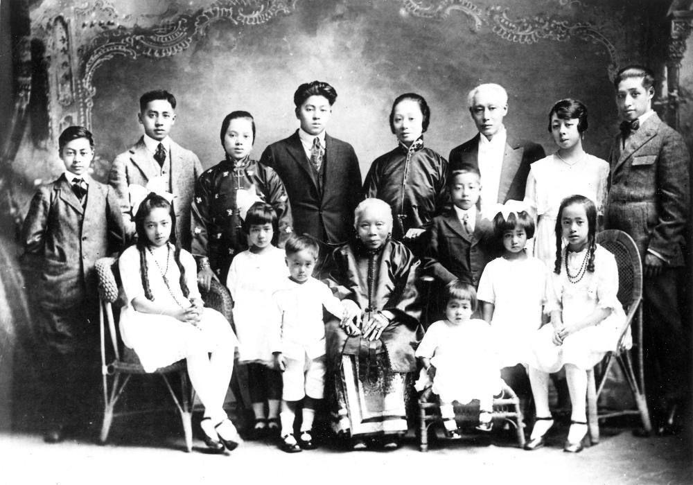 851px version of LeeMongKowFamilyVictoria.jpg