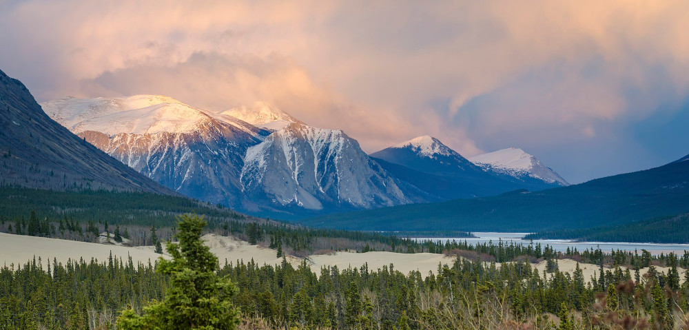 YukonCarcrossDesertNaresLake.jpg