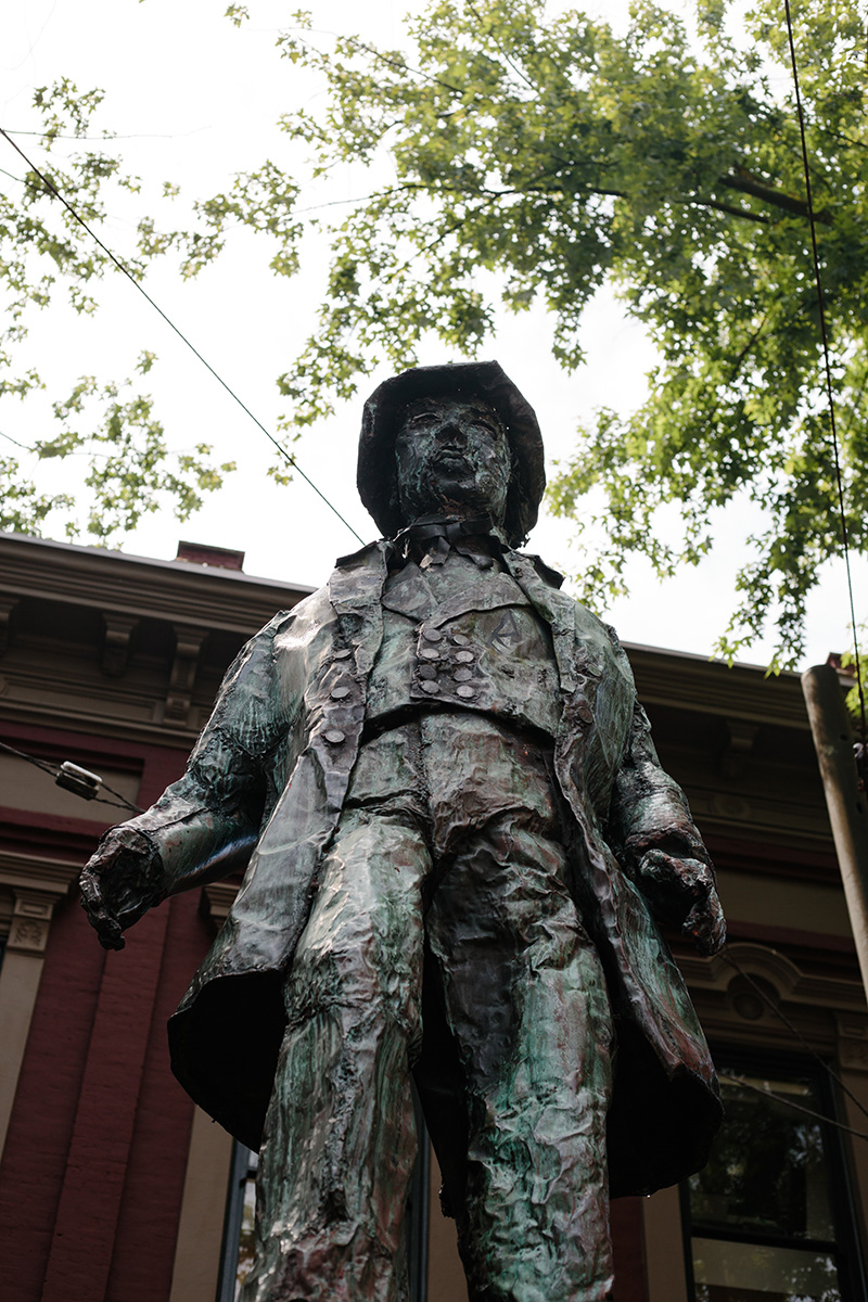 582px version of GassyJackDeightonStatue.jpg