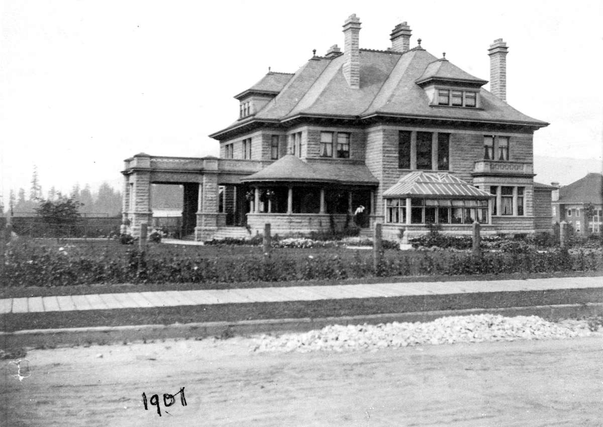 一张底部写着“1901”的黑白照片显示了用糖钱建造的豪宅的外观。