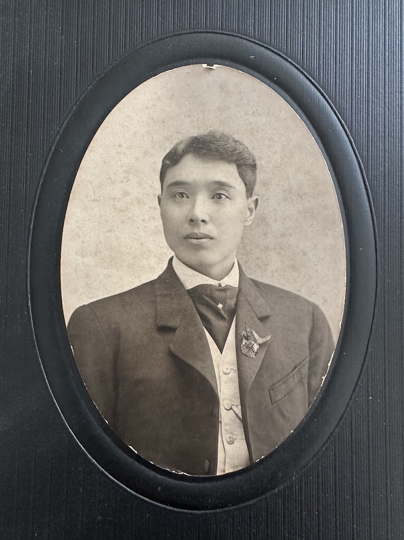 A portrait of a young Japanese man dressed in formal wear.
