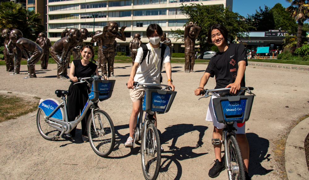 HeatWaveJapaneseTouristsLaughingMenMobi.jpeg