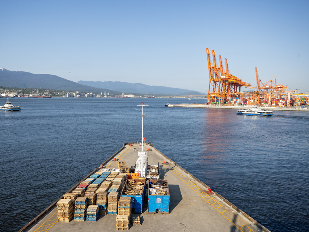 從溫哥華加拿大廣場頂端看到的集裝箱港口和渡輪。