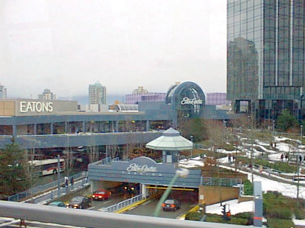 A photo from 1989 from a walkway above a street shows the former Eaton Centre mall in Burnaby on a grey day.