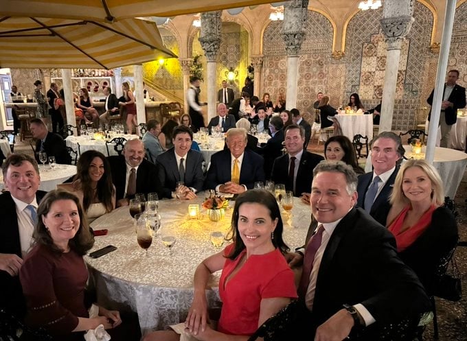 Twelve people sit at a banquet table. Among them are Trudeau, Trump, Waltz and Nesheiwat.