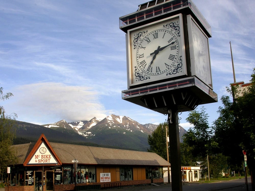 A photo of an old-timey stand-up clock in downtown Smithers.