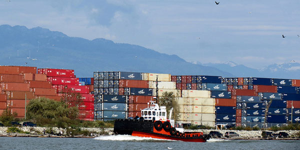 582px version of Tugboat and containers